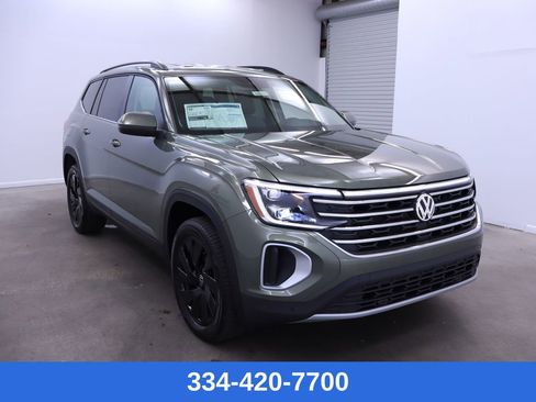 Certified 2025 Volkswagen Atlas SE w/ Black Wheel Package image 6