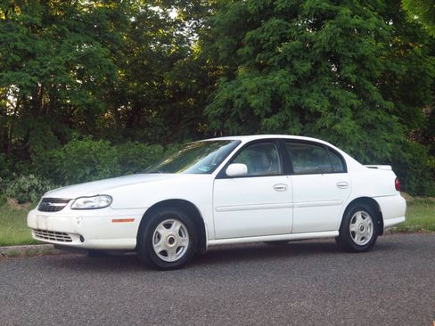 Used 2001 Chevrolet Malibu LS w/ Preferred Equipment Group 1 FWD image 1