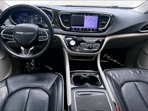 Used 2022 Chrysler Pacifica Limited w/ Uconnect Theater Family Group FWD image 15