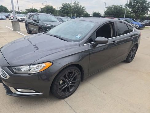 Used 2018 Ford Fusion SE w/ Equipment Group 201A FWD image 4