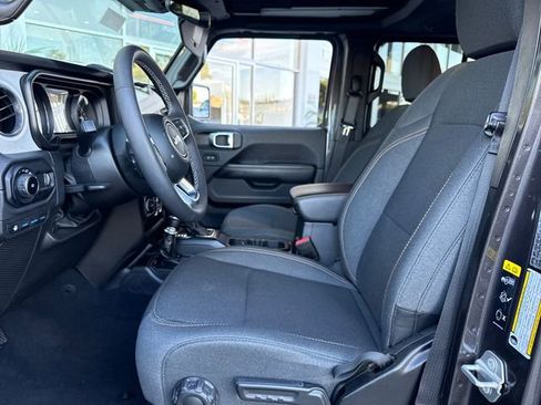 Used 2025 Jeep Wrangler Unlimited Sahara w/ Safety Group image 9