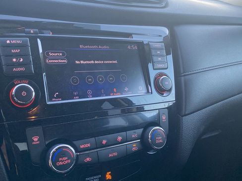 Used 2018 Nissan Rogue SV w/ Premium Package image 11