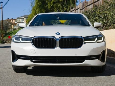 Used 2023 BMW 530e w/ Premium Package image 3