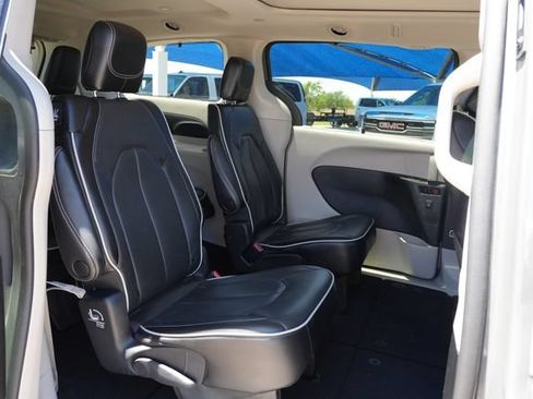Used 2023 Chrysler Pacifica Limited FWD image 21