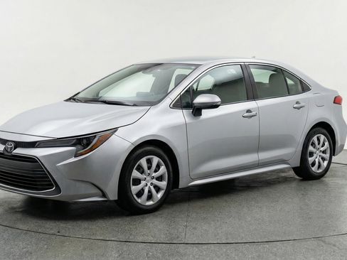 Used 2025 Toyota Corolla LE FWD image 3