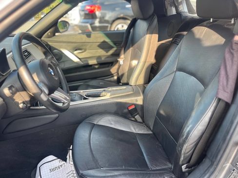 Used 2005 BMW Z4 2.5i image 9