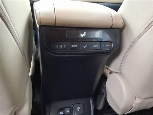 Used 2023 Toyota Highlander Limited image 13