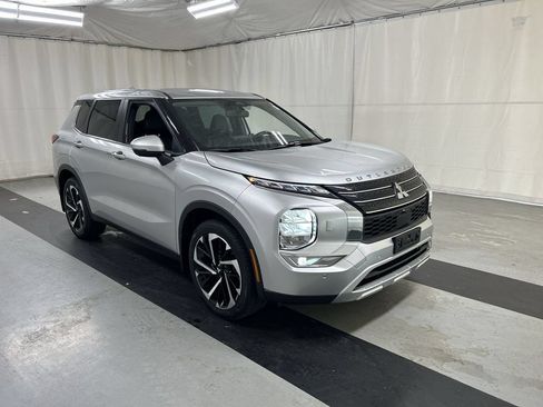 Used 2023 Mitsubishi Outlander SE AWD/4WD image 2