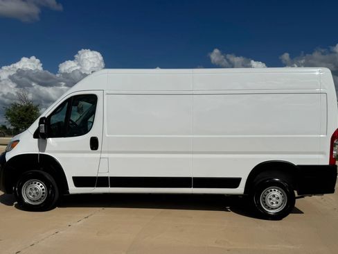 Used 2025 RAM ProMaster 2500 w/ Convenience Group image 9
