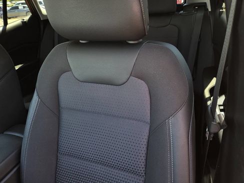 Used 2025 Chevrolet Trax LT w/ LT Convenience Package FWD image 16