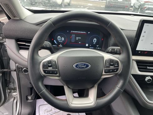 Used 2025 Ford Explorer Active AWD/4WD image 14