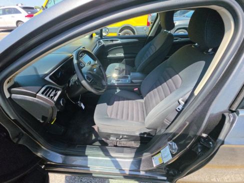 Used 2018 Ford Fusion SE w/ Fusion SE Technology Package FWD image 5
