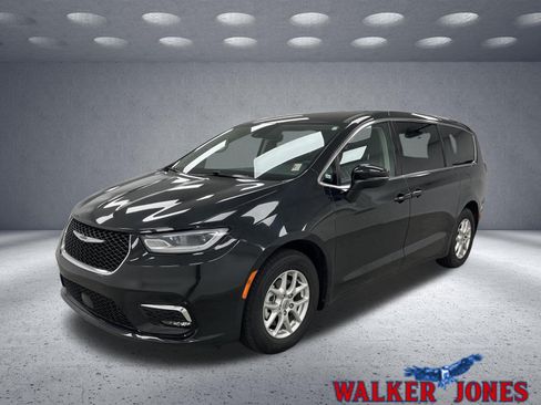 Used 2023 Chrysler Pacifica Touring-L FWD image 1