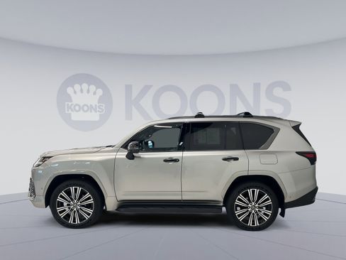 Used 2025 Lexus LX 700h Luxury image 2