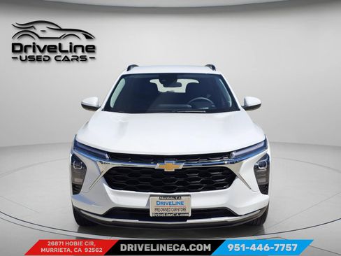 Used 2025 Chevrolet Trax LT image 2
