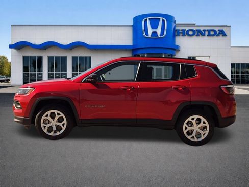 Used 2024 Jeep Compass Latitude AWD/4WD image 3