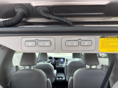 Used 2020 Toyota Sienna Limited FWD image 33