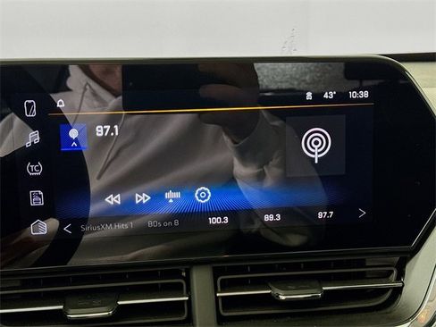 Used 2025 Chevrolet Trax LT w/ LT Convenience Package image 14