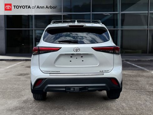 Used 2022 Toyota Highlander XLE AWD/4WD image 11