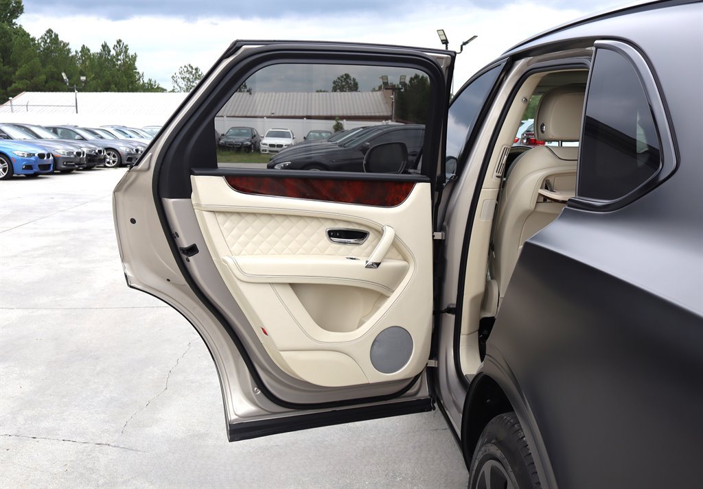 Used 2017 Bentley Bentayga AWD/4WD image 64