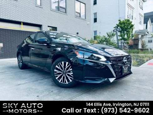 Used 2025 Nissan Altima 2.5 SV FWD image 3
