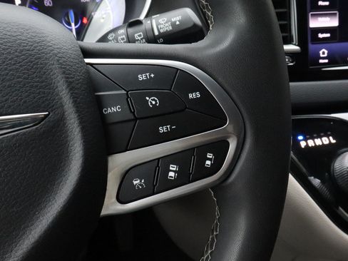 Used 2023 Chrysler Pacifica Touring-L FWD image 28