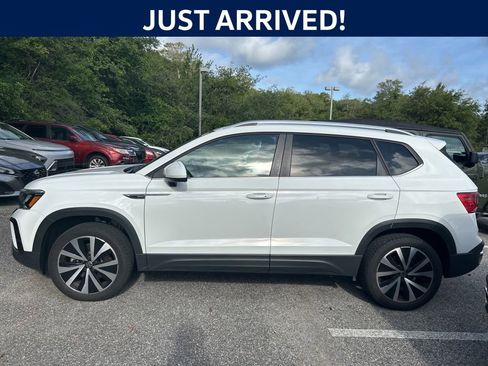 Used 2023 Volkswagen Taos SE w/ Panoramic Sunroof Package FWD image 3