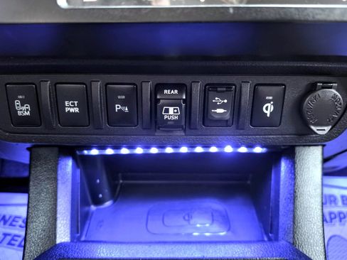 Used 2018 Toyota Tacoma TRD Off-Road w/ Technology Package AWD/4WD image 13