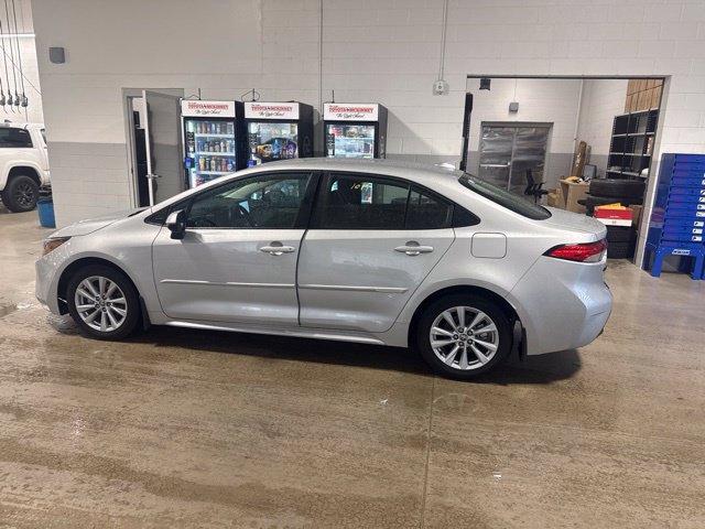Used 2026 Toyota Corolla LE w/ LE Premium Package FWD image 5
