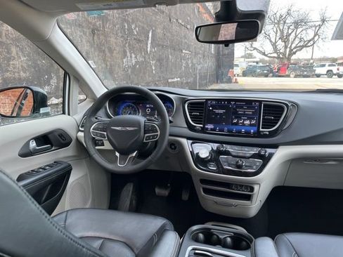 Used 2024 Chrysler Pacifica Touring-L image 40