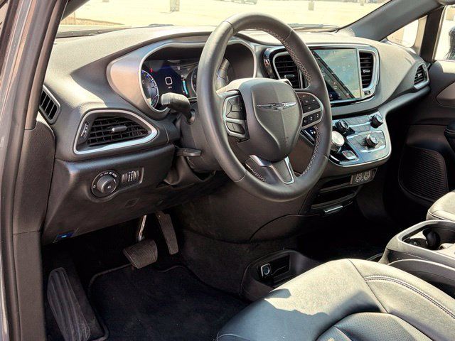 Certified 2025 Chrysler Pacifica Select FWD image 12