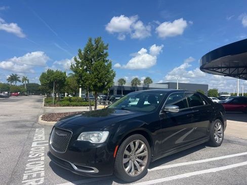 Used 2019 Chrysler 300 Touring w/ Chrome Appearance Package RWD image 9
