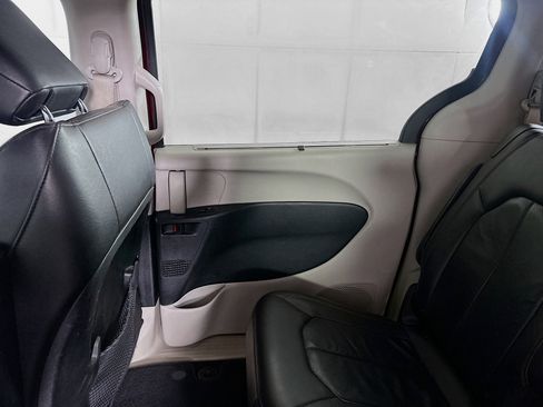 Used 2018 Chrysler Pacifica Touring-L FWD image 25