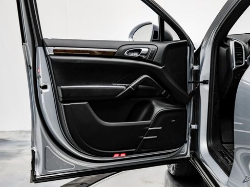 Used 2017 Porsche Cayenne S image 72