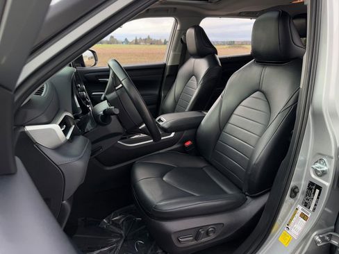 Used 2023 Toyota Highlander XLE image 3