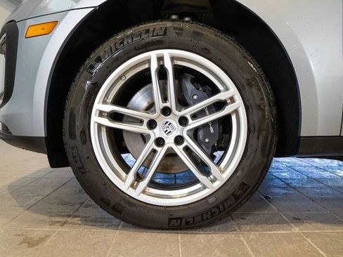 Certified 2025 Porsche Macan image 11