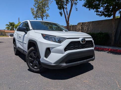 Used 2022 Toyota RAV4 LE FWD image 2