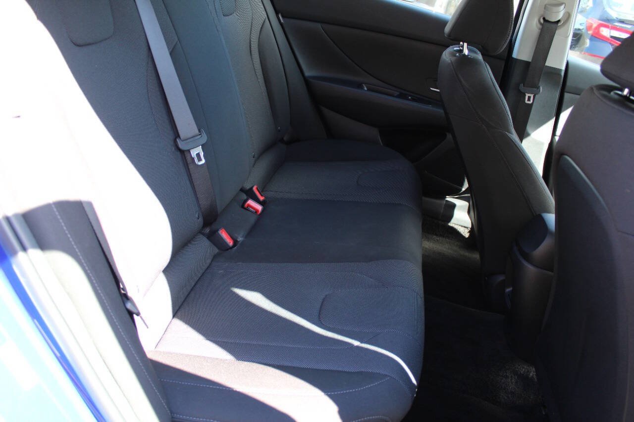 Used 2025 Hyundai Elantra SE FWD image 18