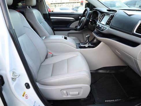 Used 2019 Toyota Highlander XLE image 19