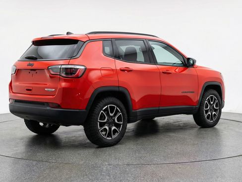 Used 2025 Jeep Compass Trailhawk AWD/4WD image 9