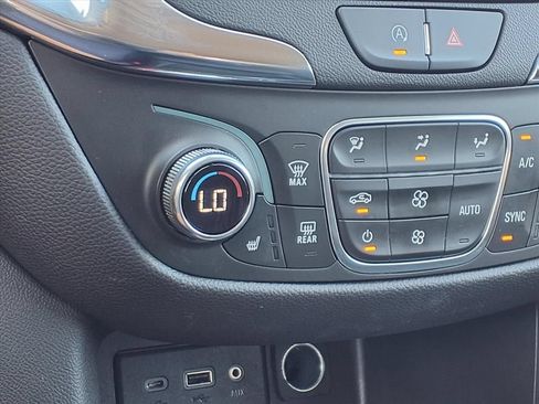Used 2024 Chevrolet Equinox LT FWD image 11
