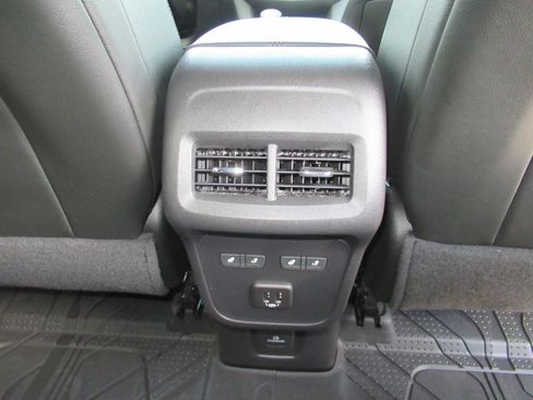 Used 2023 Chevrolet Equinox Premier FWD image 34