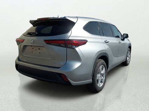 Used 2021 Toyota Highlander L FWD image 7
