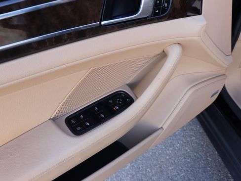 Used 2018 Porsche Panamera 4 image 36