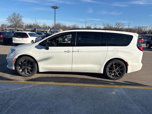 Used 2025 Chrysler Pacifica Limited image 10