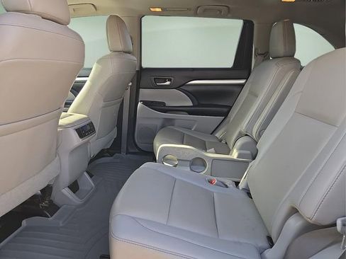 Used 2019 Toyota Highlander XLE image 15