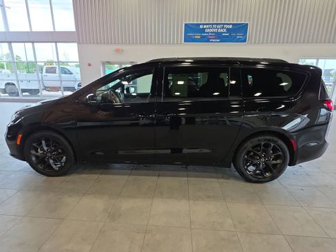 Used 2026 Chrysler Pacifica Limited w/ S Appearance Package FWD image 12