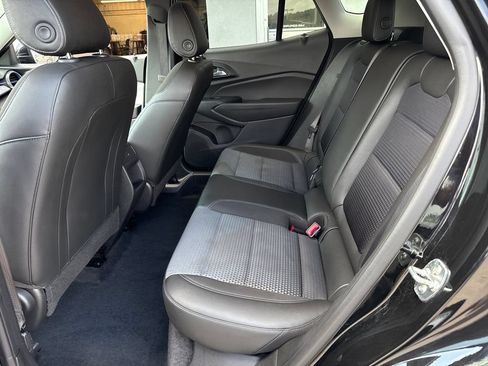 Used 2025 Chevrolet Trax LT w/ LT Convenience Package FWD image 25