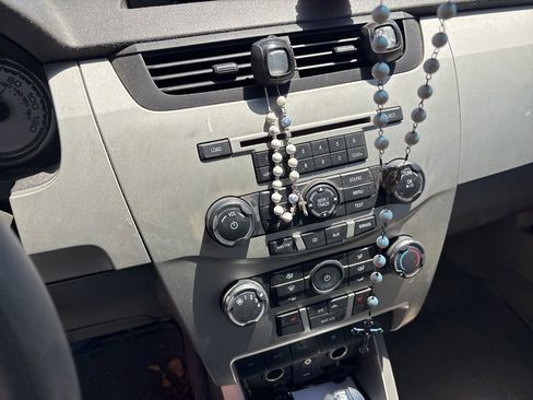 Used 2010 Ford Focus SEL image 3