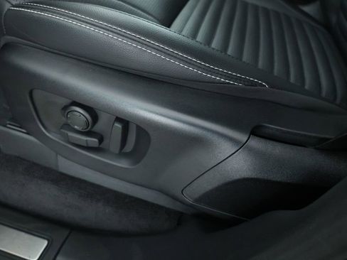 Used 2024 Land Rover Discovery S image 10